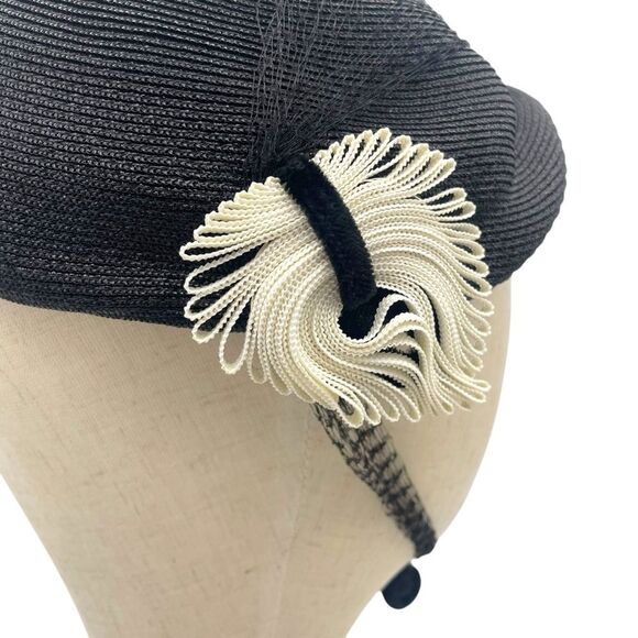 Vintage 50s Tilt Hat Black & Cream Straw Close Style Fascinator Black Mesh Veil - Picture 3 of 16